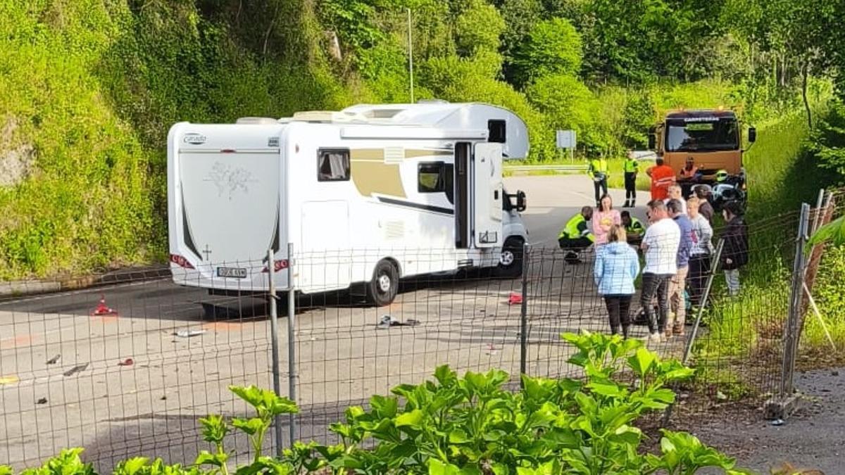 El lugar del fatídico accidente entre una autocaravana y un motorista en Cabranes.