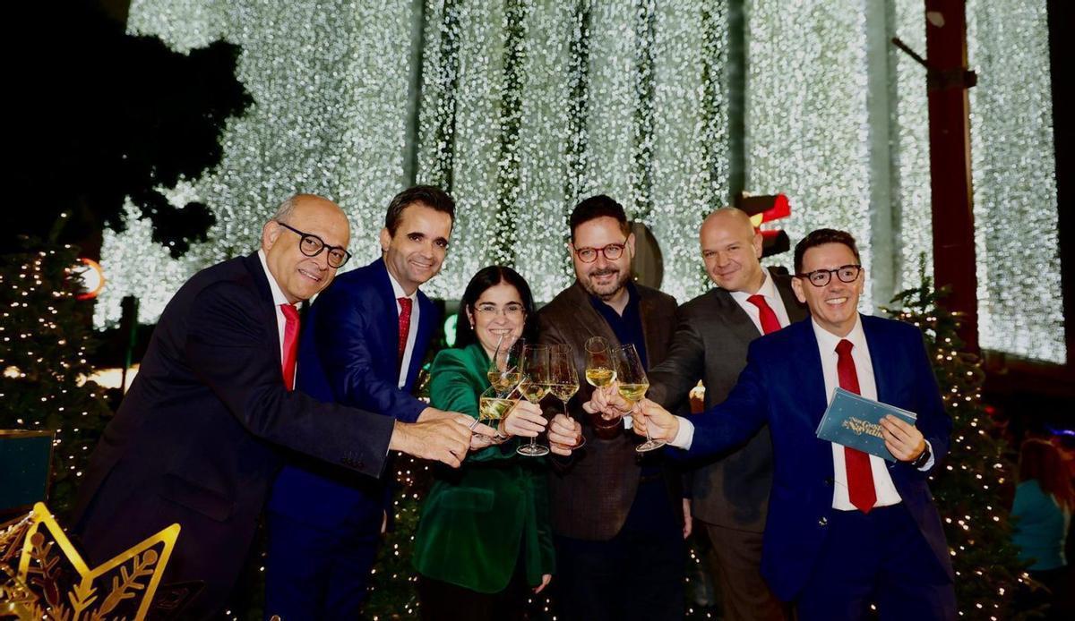 Darias se dirige a los asistentes al encendido de luces en Lomo Los Frailes, anoche. | EROS SANTANA/PROMOCIÓN LPGC