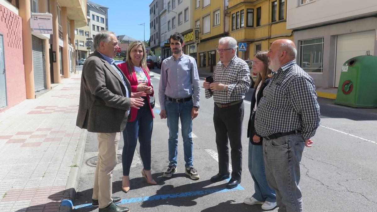 O alcalde, á esquerda, con Mónica Rodríguez, edís e técnicos nunha das rúas da Laracha