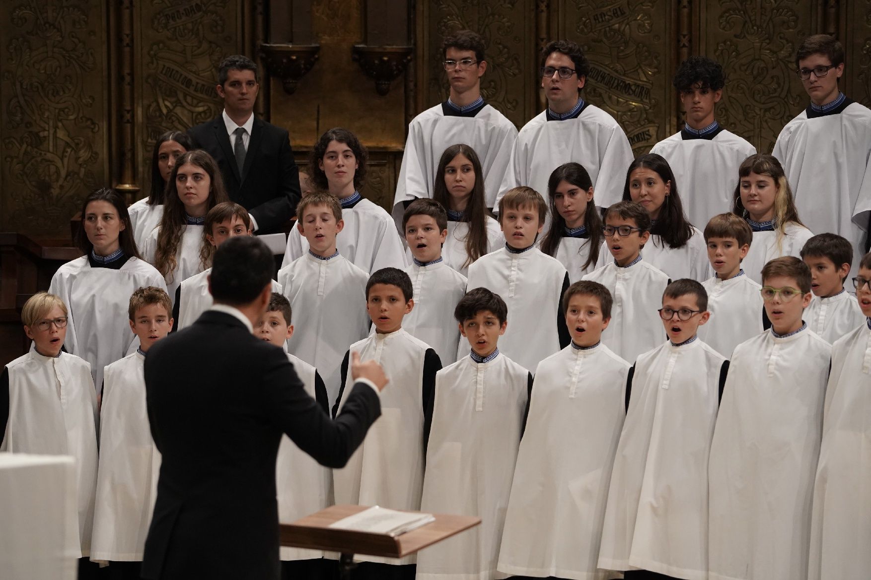 Montserrat vesteix les primeres escolanes de la història