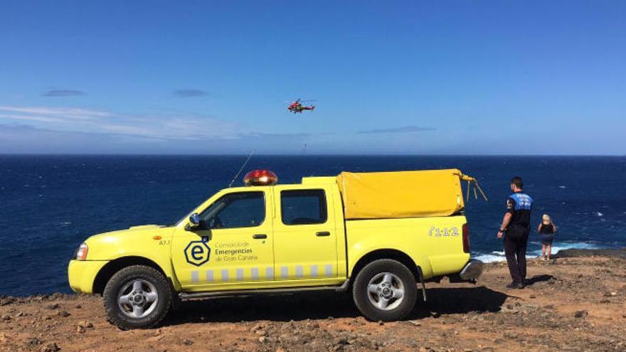 Sigue la búsqueda del joven desaparecido en la costa de Arucas