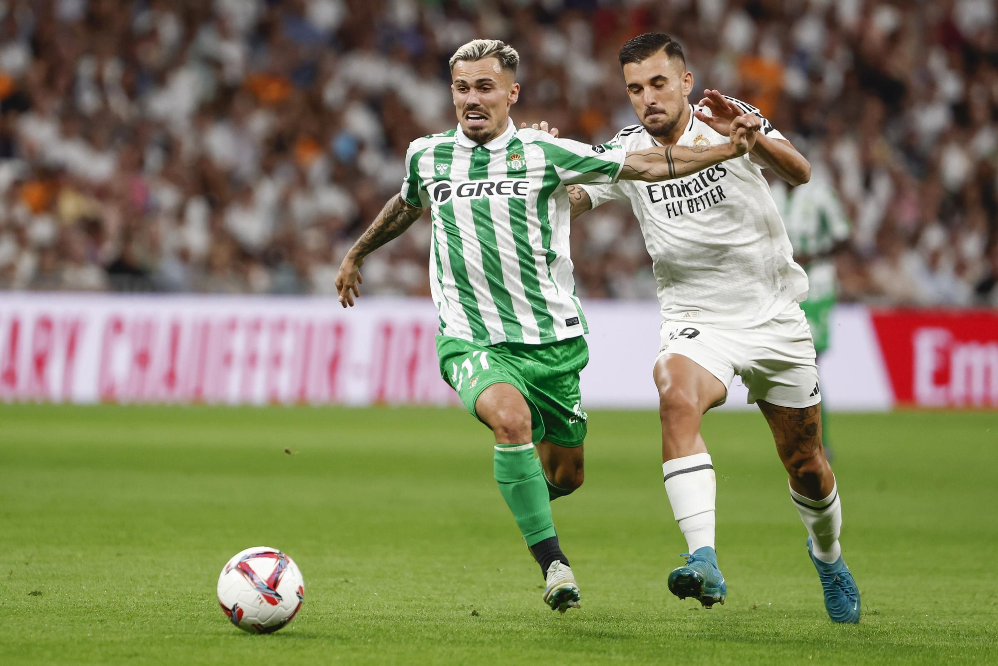 MADRID, 01/09/2024.- El centrocampista del Real Madrid Daniel Ceballos (d) lucha con Rodrigo Sánchez, del Betis, durante el partido de la cuarta jornada de LaLiga entre el Real Madrid y el Real Betis, este domingo en el estadio Santiago Bernabéu. EFE/Sergio Pérez