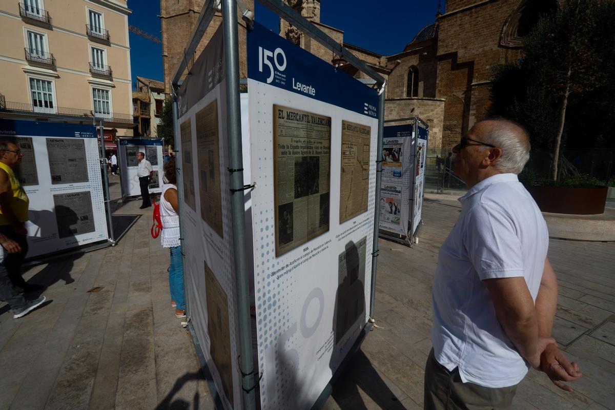 El público descubre la exposición de Levante-EMV en la plaza de la Reina de València El público descubre la exposición de Levante-EMV en la plaza de la Reina de València