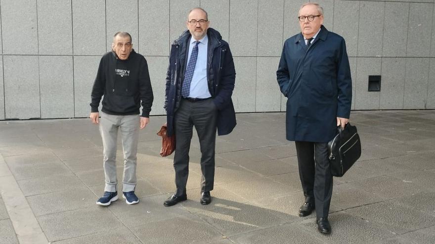 Por la izquierda, Óscar Sánchez, «Oscarín», Amaro Fernández Miranda y Gabino Puente, ayer, en los Juzgados de Llamaquique. | F. VALLINA