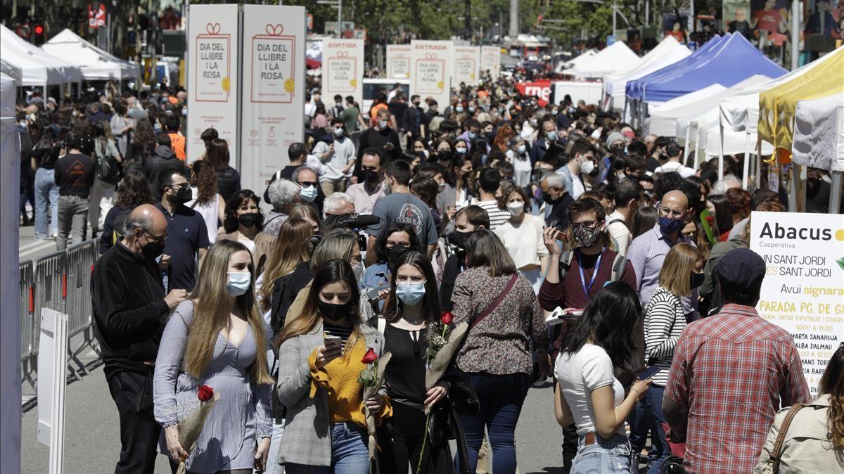 La Diada de Sant Jordi recupera el ambiente festivo.