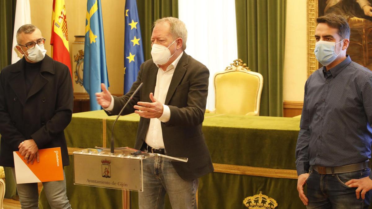 Por la izquierda, Sarasola, Martín e Iván García, esta mañana en el salón de recepciones del Ayuntamiento de GIjón.