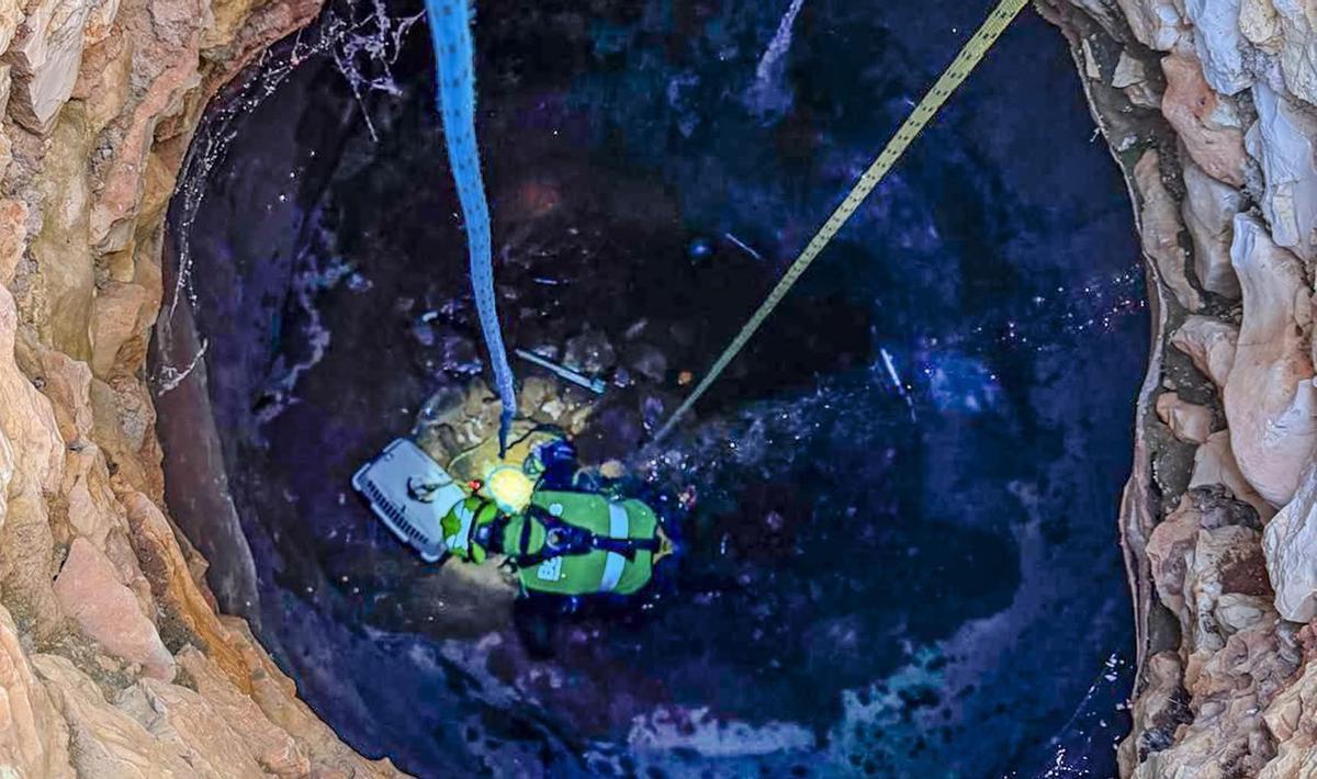El bombero al llegar al fondo del pozo y comprobar que el perro estaba bien