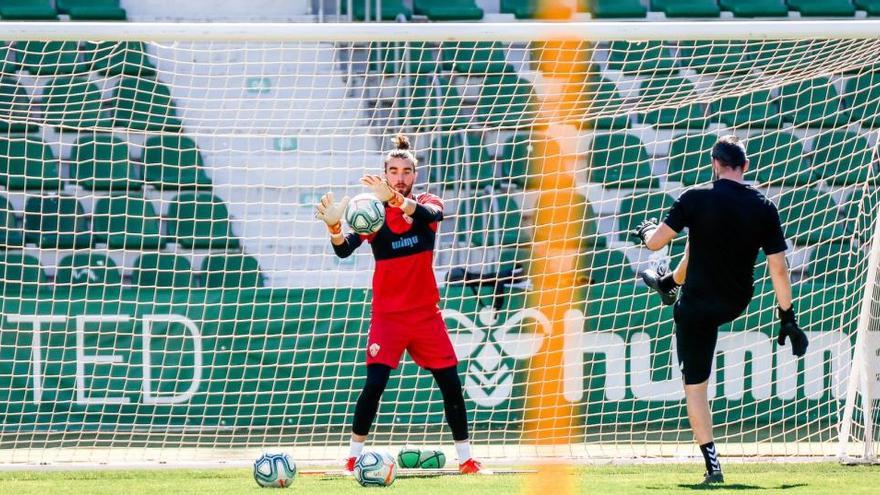 El portero San Román, este jueves en el Martínez Valero en la vuelta a los entrenamientos individuales del Elche.