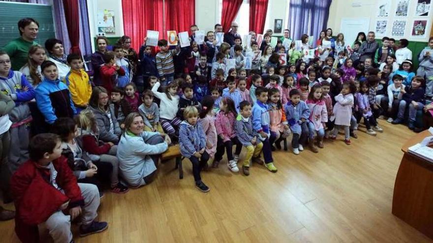 Concejales, profesorado, presidente de la Entidad, director y alumnado asistente a la presentación, en el CEIP de Pazos de Reis. // A. Hernández