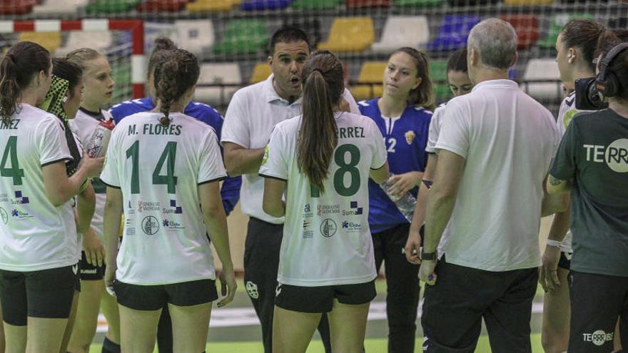 Joaquín Rocamora, dando instrucciones a sus jugadores, durante el partido de la semana pasada frente al Guardés