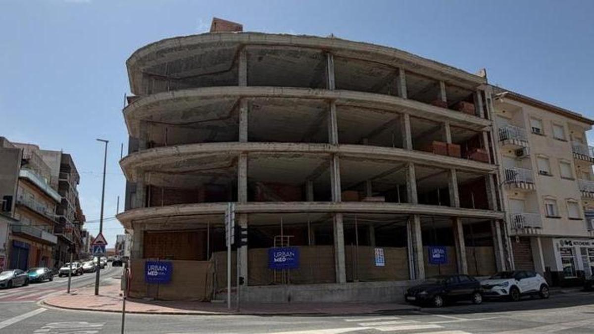 La estructura está situada en la entrada al pueblo y la promotora hará viviendas