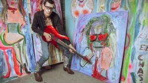 Fabio con una guitarra en su estudio, donde pinta los cuadros que acaba de exponer en Madrid