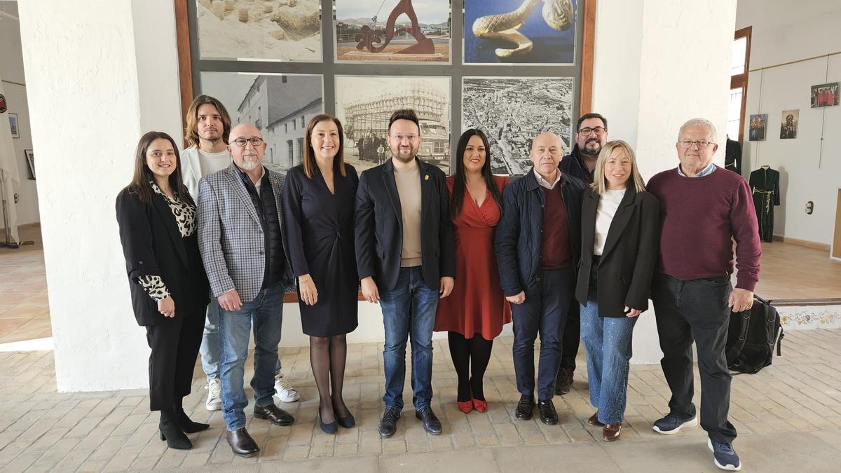 Representantes municipales y de la Conselleria de Innovación, en el Museu del Vidre de l'Olleria.