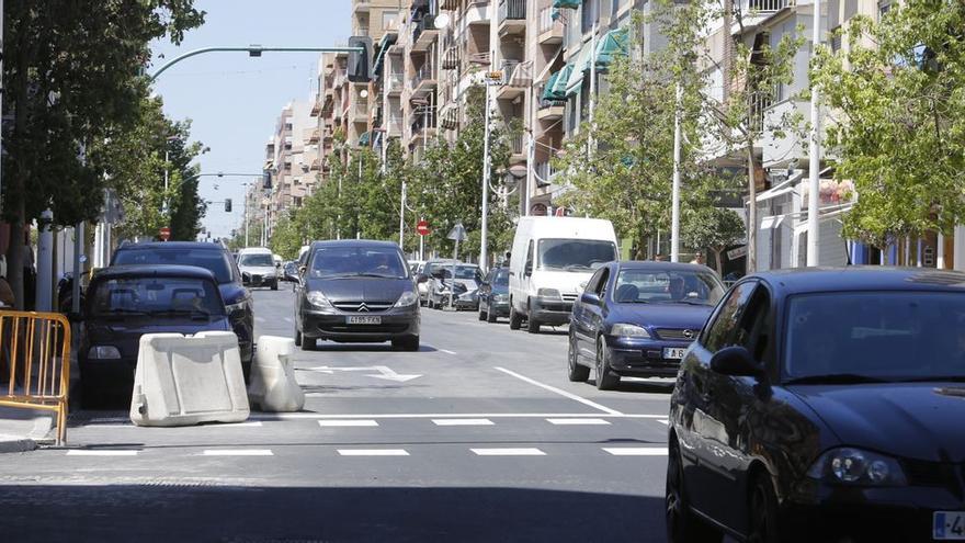 La dueña de una tienda 24 horas de Elche logra encerrar en su negocio a un ladrón