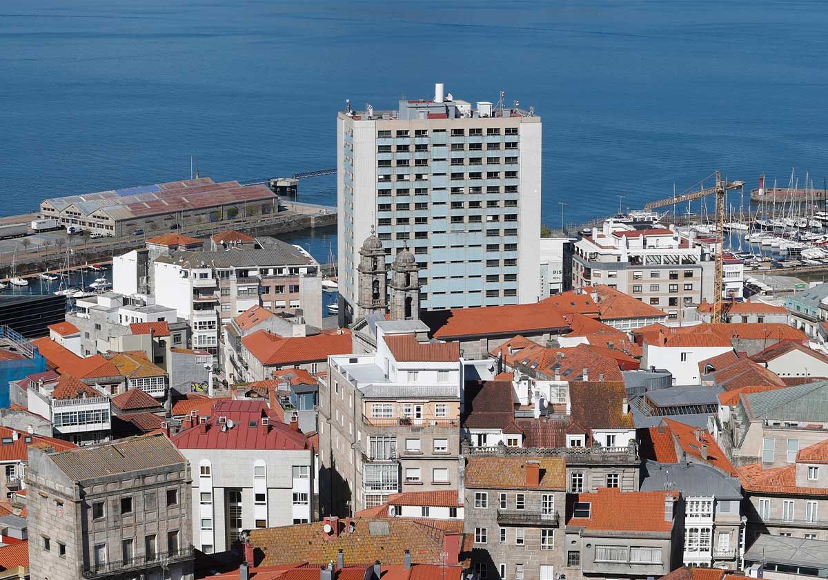 El Bahía de Vigo coronando la zona del puerto