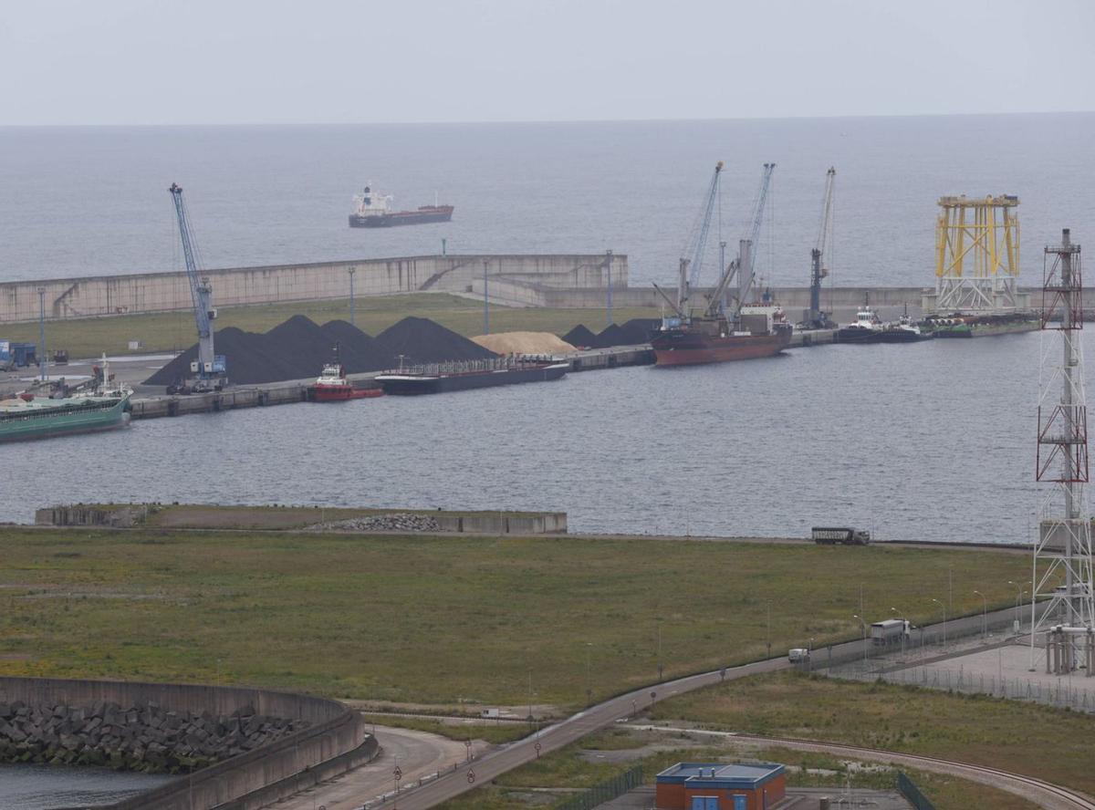 Muelle Romualdo Alvargonzález de la ampliación de El Musel, con una pontona que transporta una base para aerogeneradores marinos, el pasado junio, cerca de la zona donde va a instalarse Zima. | ÁNGEL GONZÁLEZ