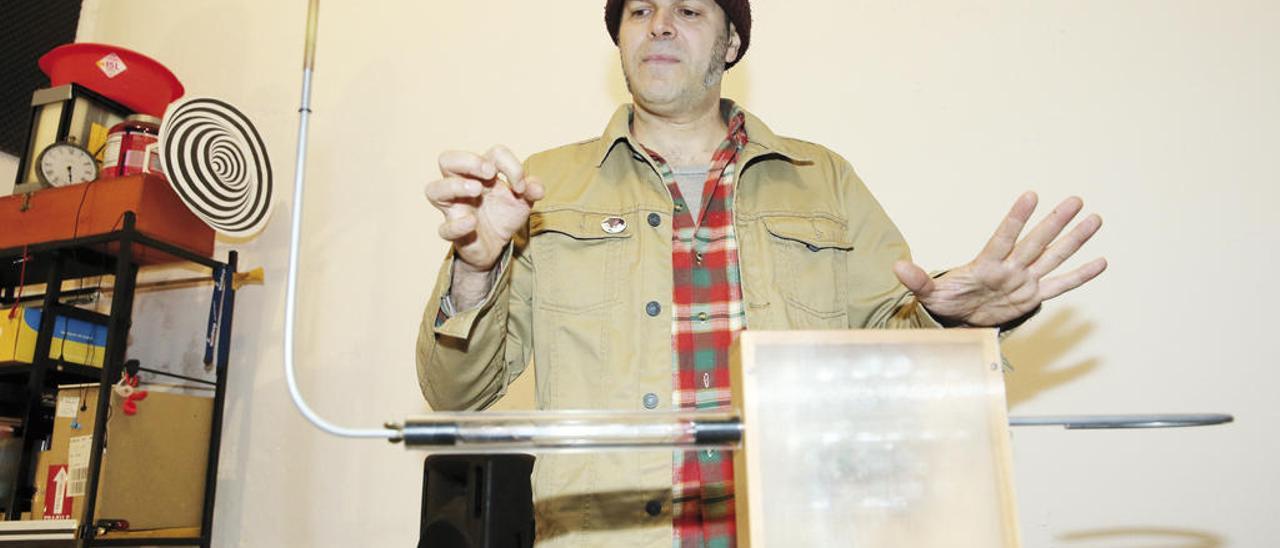 Paulo Pascual, en un momento de la interpretación con un theremin. // FDV