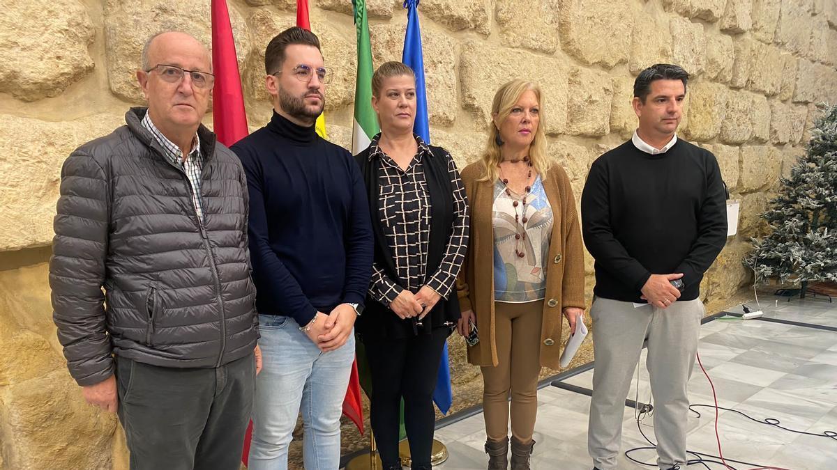 IU y Podemos exigen al alcalde dimitir tras la detención de Dorado.