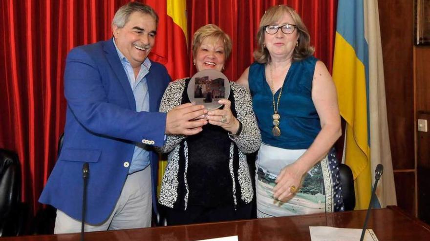 Rosa María Suárez, en el centro, recibe su premio de manos de Aníbal Vázquez y Loli Olavarrieta.