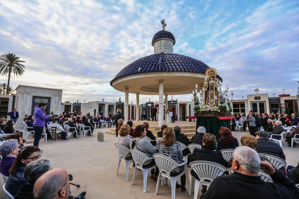 Un amplio número de vecinos se sumó a la celebración de los 200 años del cementerio de Cox.