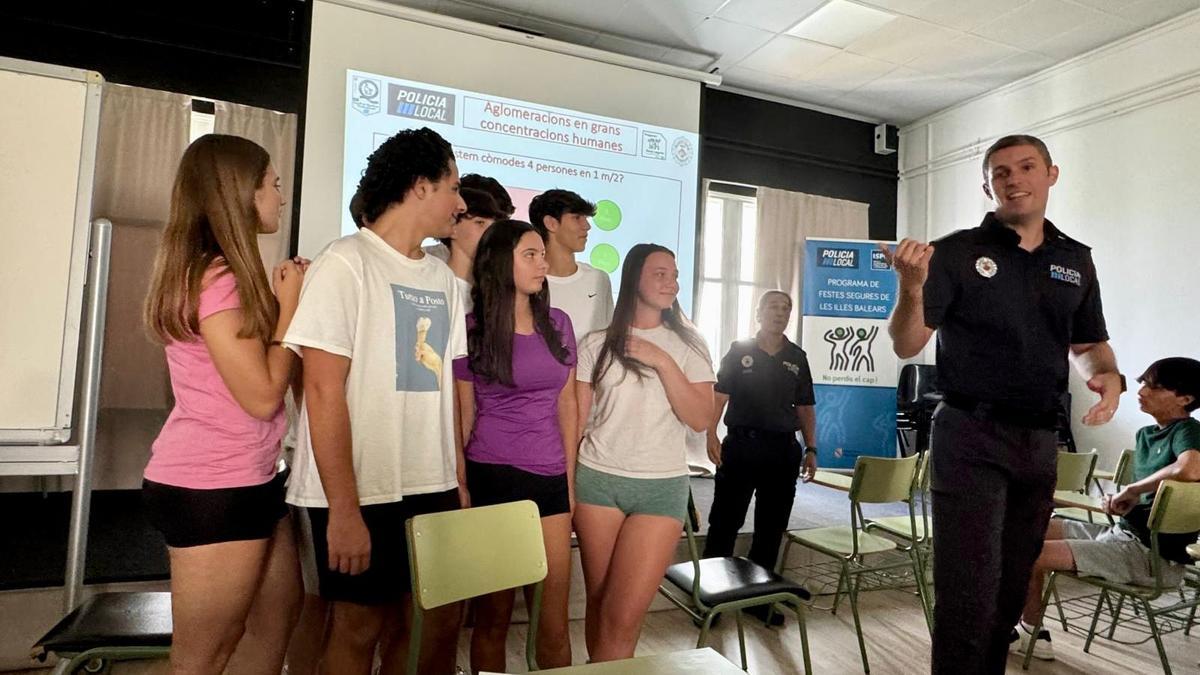El Govern lleva a cabo talleres de formación en institutos para sensibilizar a los jóvenes sobre los riesgos asociados a las celebraciones multitudinarias y fomentar actitudes responsables