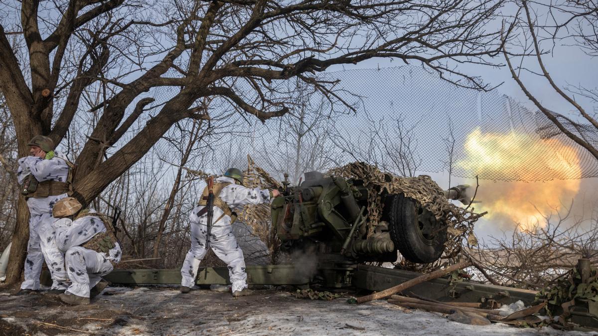 Soldados ucranianos de artillería, durante los combates cerca Bajmut, en una imagen de archivo.