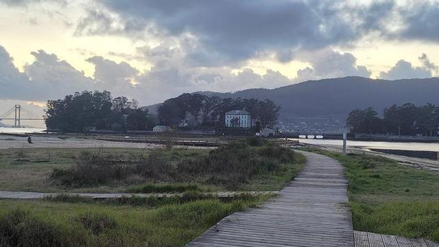 La isla de San Simón, vista desde la playa de Cesantes.