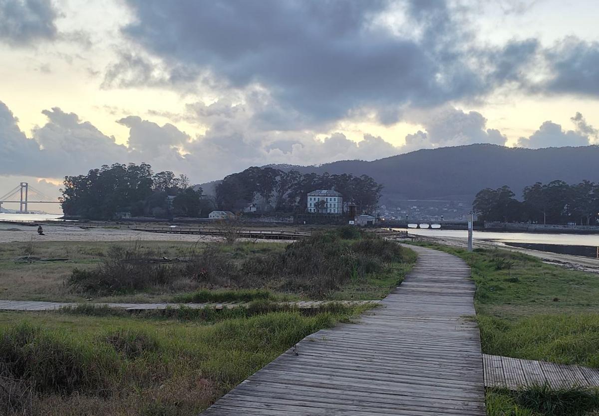 La isla de San Simón, vista desde la playa de Cesantes. | F.G.S.