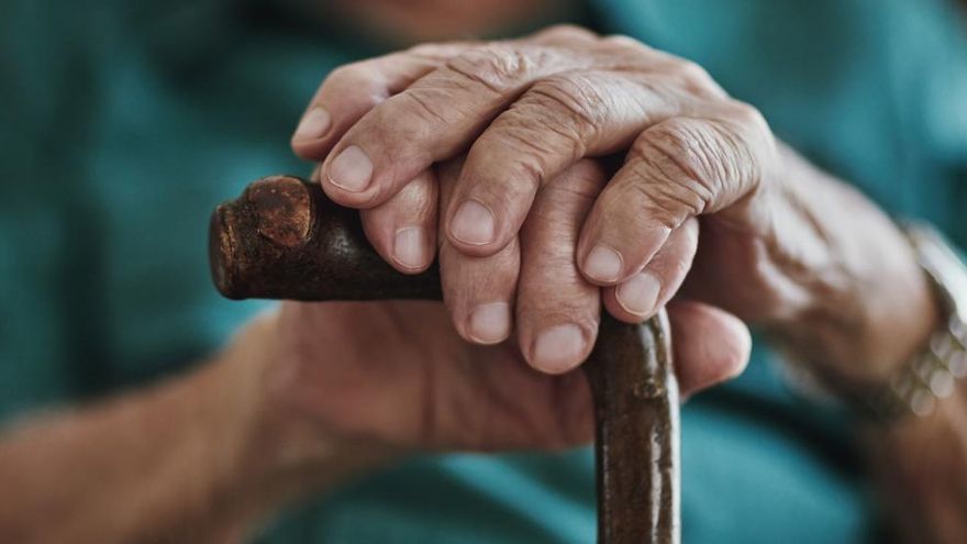 Denuncian que dos ancianos pasaron dos noches durmiendo en el campo San Francisco tras ser desahuciados