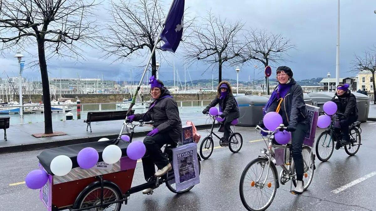 Contra viento y marea por la igualdad: Así fue la bicicletada feminista en Gijón