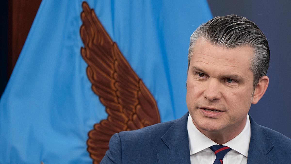 El secretario de guerra, Pete Hegseth, presenta la operación en Irán.
