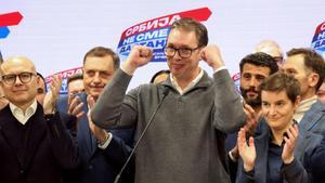 El presidente serbio, Aleksandar Vucic hace gestos de victoria en la sede del Partido Progresista Serbio (SNS) tras los resultados de las encuestas a pie de urna de las elecciones parlamentarias en Belgrado.