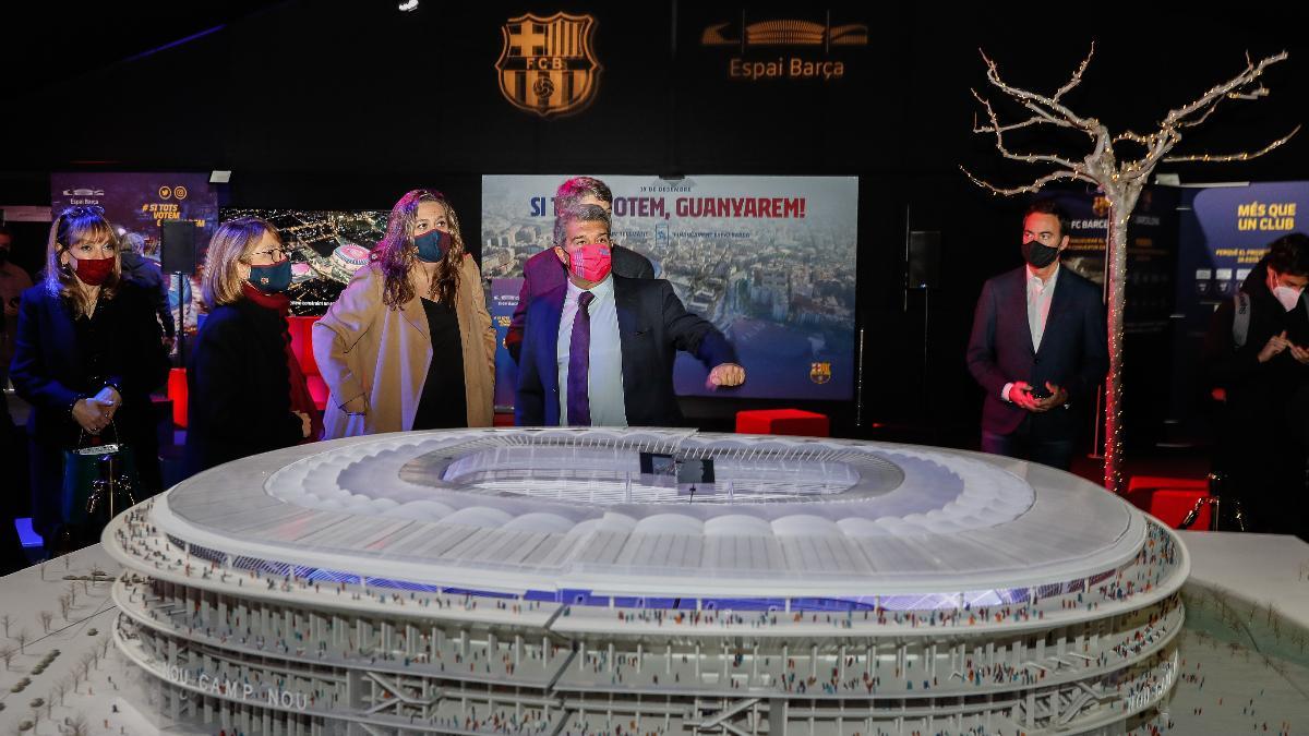 Laporta, en la exposición del Espai Barça