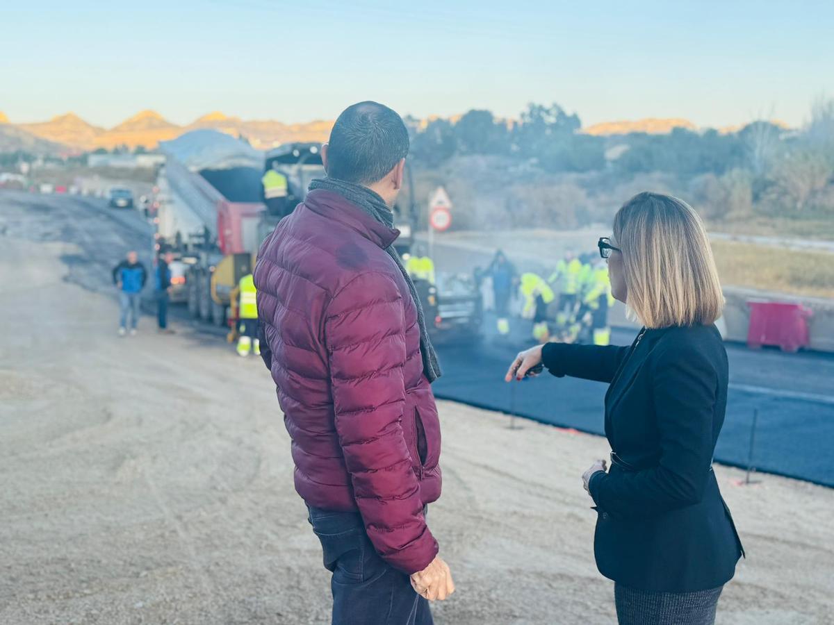 Rosa Medina supervisando los trabajos de asfaltado.