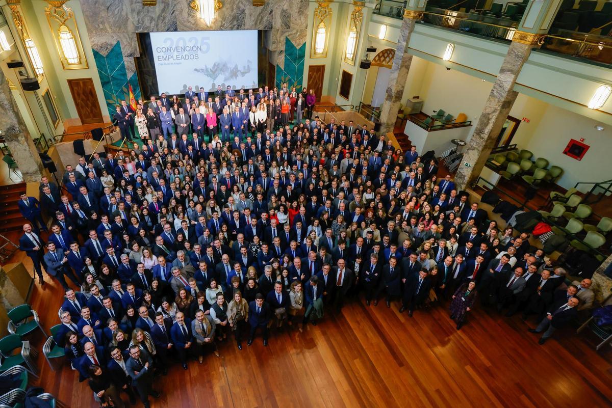 Los trabajadores de Caja Rural de Aragón que participaron en la Convenio Anual de la entidad celebrada este lunes en Zaragoza.