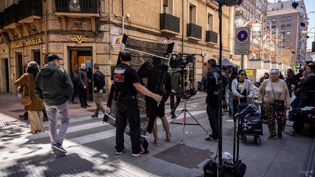 Expectación en el centro de Zaragoza por el rodaje de una serie de Movistar+.
