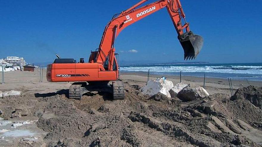 Costas construye escolleras en la playa de Las Roquetas para evitar inundaciones
