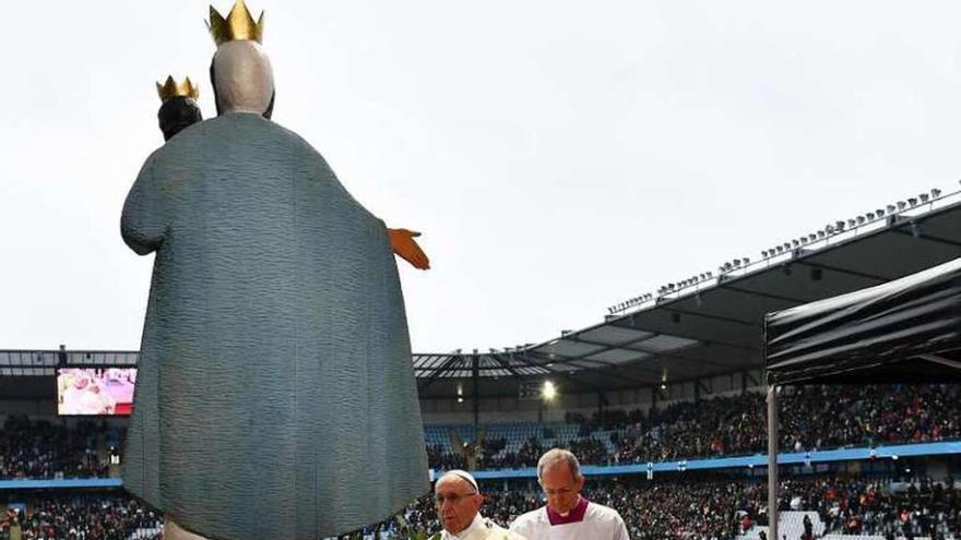 El Papa, durante una homilía, ayer, en el estadio de Malmoe (Suecia).