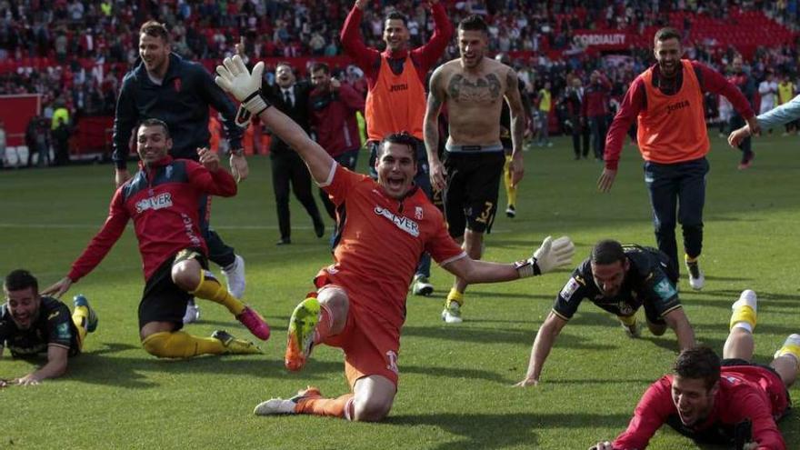 Los jugadores del Granada celebran la permanencia al finalizar el partido.