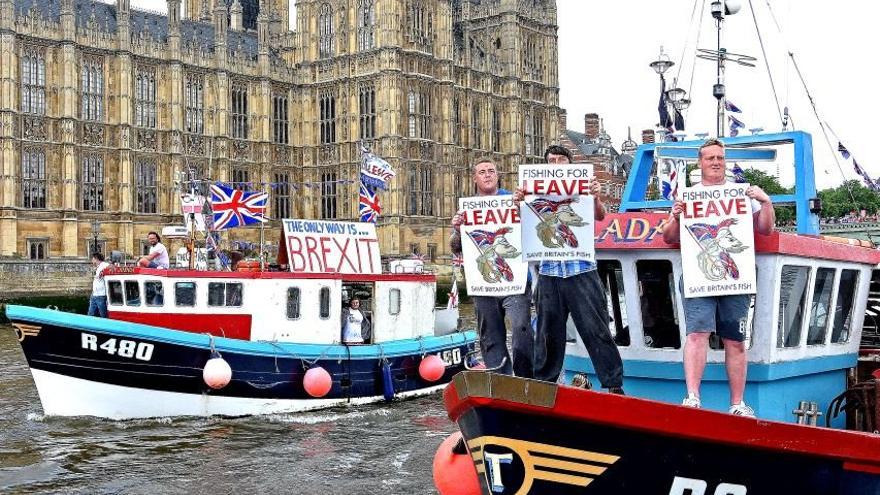 Activistas del colectivo “Fishing for Leave”, en una imagen difundida ayer en su web