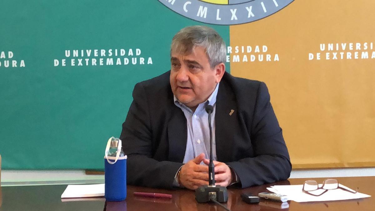 El rector de la UEx da negativo en covid y sigue confinado