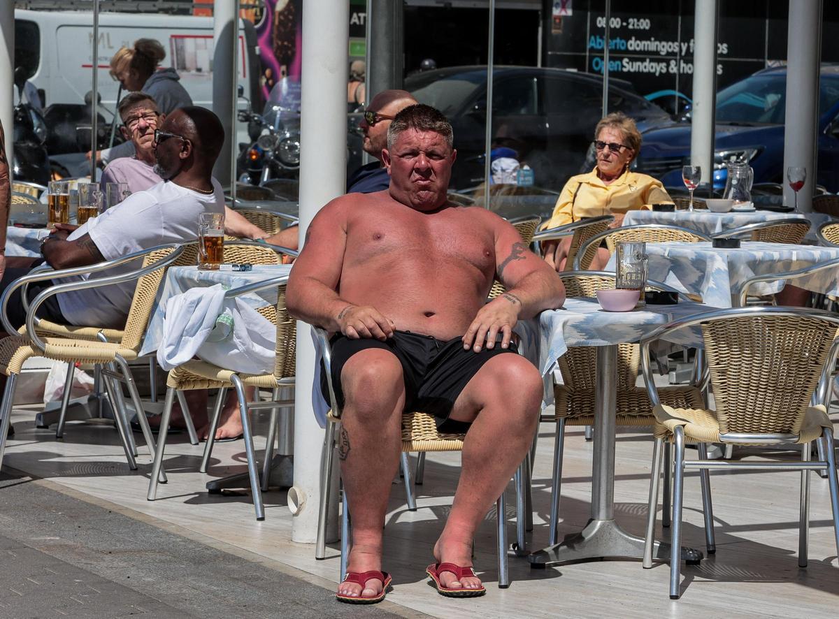 Los turistas toman el sol en las terrazas de Benidorm hasta quemarse la piel