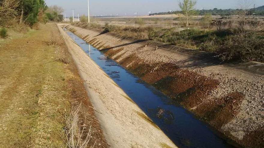 El canal Toro Zamora presenta un bajo caudal .