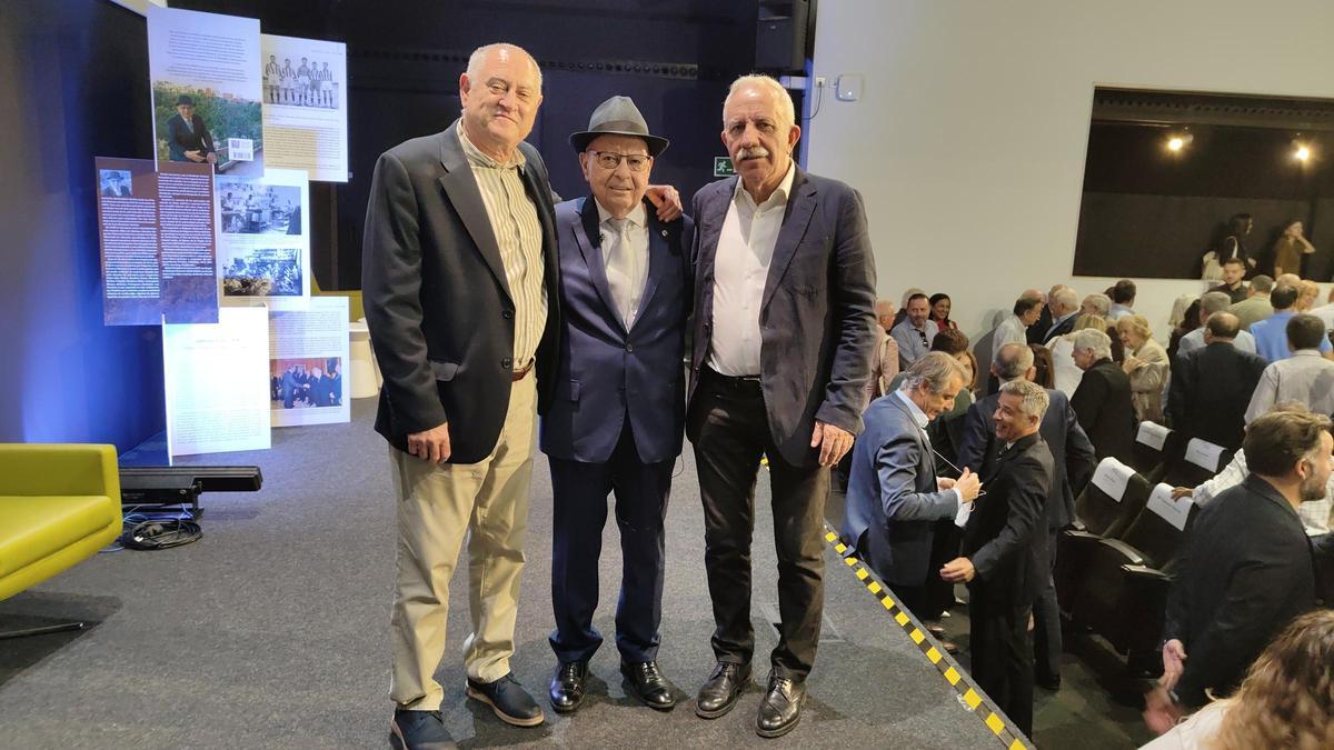 Los escritores del libro biográfico sobre Rafael Bernabéu posan junto al protagonista