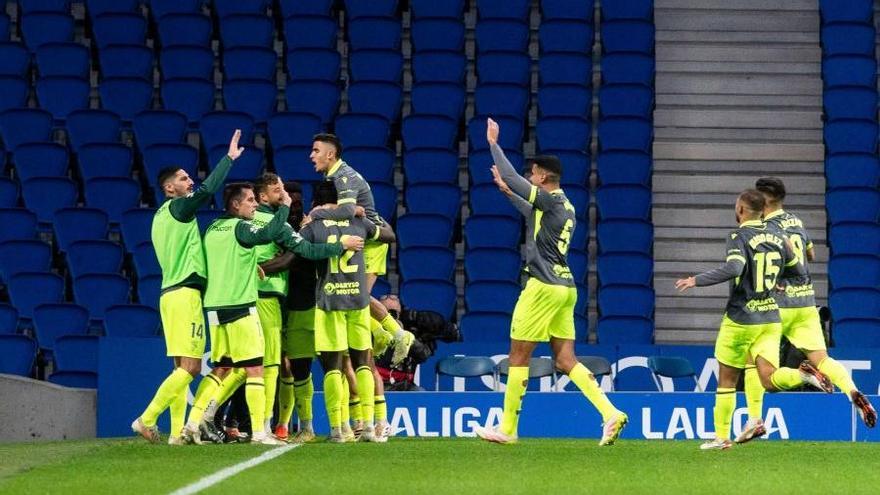 Los jugadores del Ceuta celebran un gol ante la Real Sociedad B.