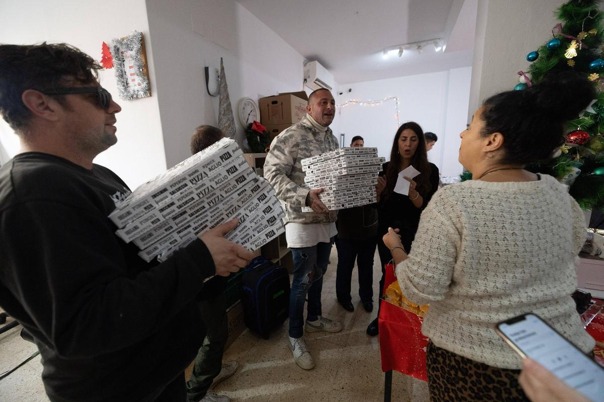 Ugo Reinato, propietario de un restaurante italiano en Cala Tarida, entrega 60 pizzas como donación.