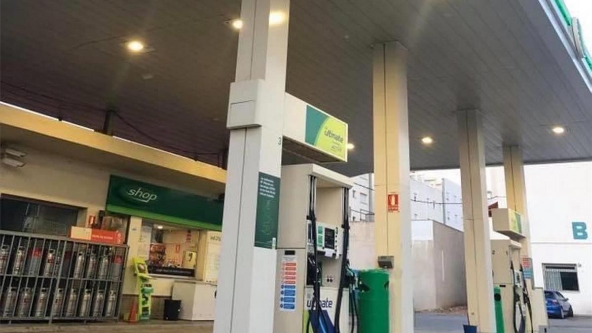 Una gasolinera de la Vall d&#039;Uixó da gel desinfectante a residencias y policías por el coronavirus