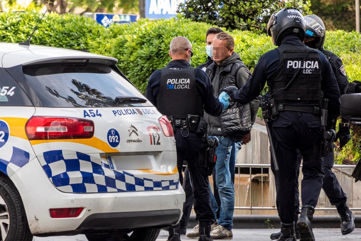 GRAF3613. PALMA DE MALLORCA, 21/04/2020.- La Policia detiene este martes en la Plaza España a un hombre que no cumplía el confinamiento decretado en el estado de alarma para frenar el avance del coronavirus. EFE/ Cati Cladera