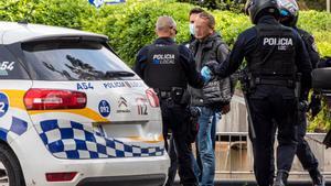 GRAF3613. PALMA DE MALLORCA, 21/04/2020.- La Policia detiene este martes en la Plaza España a un hombre que no cumplía el confinamiento decretado en el estado de alarma para frenar el avance del coronavirus. EFE/ Cati Cladera