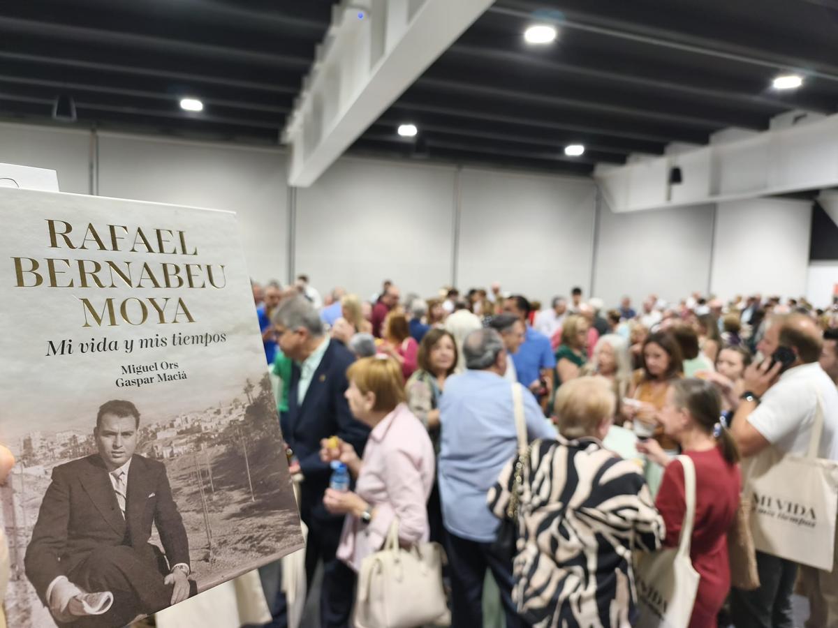 El centro de congresos Ciudad de Elche se quedó pequeño para acoger la presentación del libro biográfico sobre Rafael Bernabéu Moya